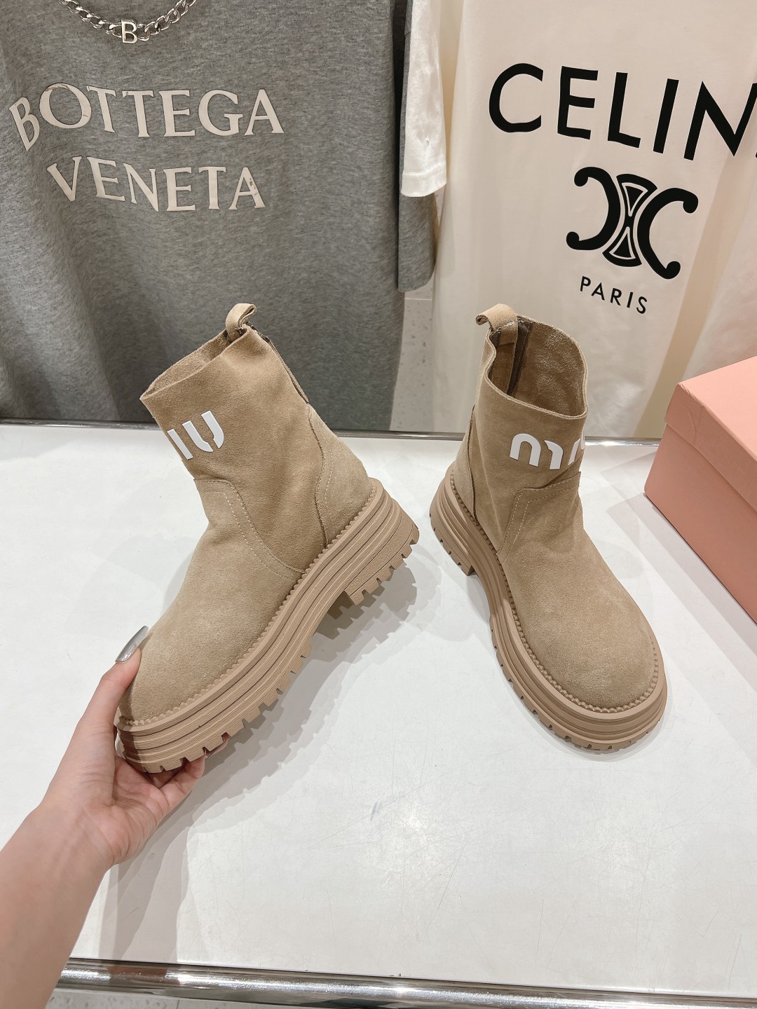 高版本出厂 MiuMiu/缪缪F042 2025ss秋冬走秀款·羊毛小短靴雪地靴毛毛鞋经常出现在各大时装