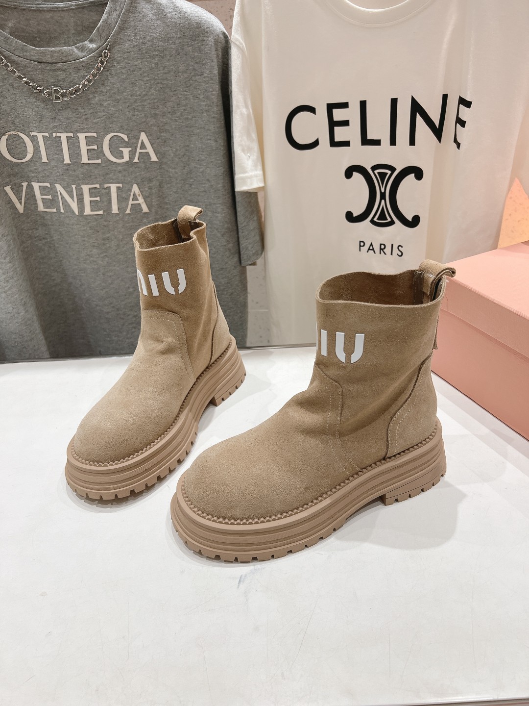 高版本出厂 MiuMiu/缪缪F042 2025ss秋冬走秀款·羊毛小短靴雪地靴毛毛鞋经常出现在各大时装