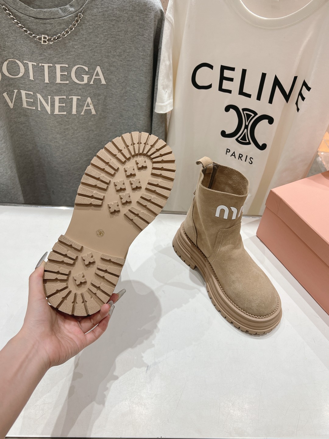 高版本出厂 MiuMiu/缪缪F042 2025ss秋冬走秀款·羊毛小短靴雪地靴毛毛鞋经常出现在各大时装