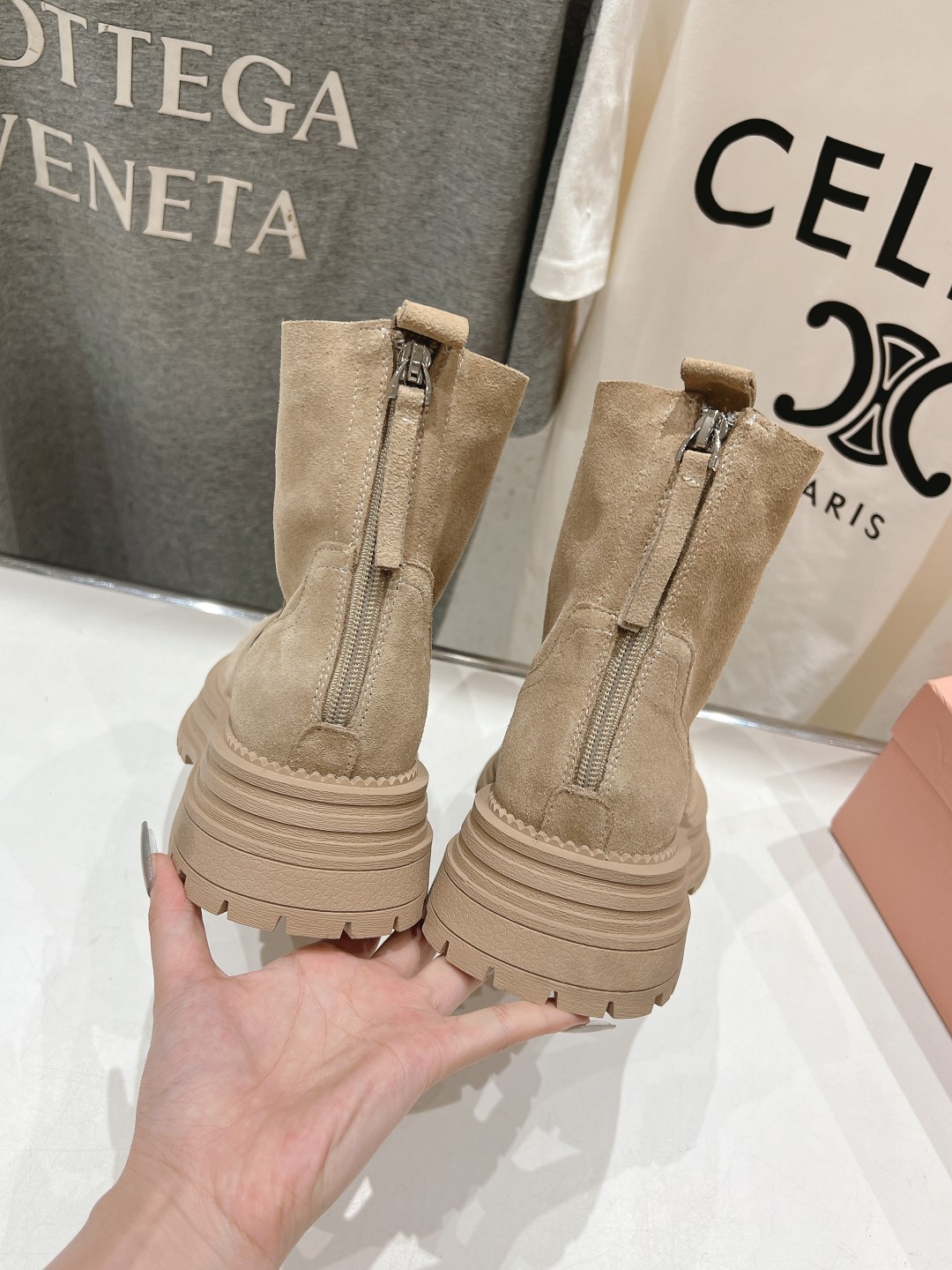 高版本出厂 MiuMiu/缪缪F042 2025ss秋冬走秀款·羊毛小短靴雪地靴毛毛鞋经常出现在各大时装