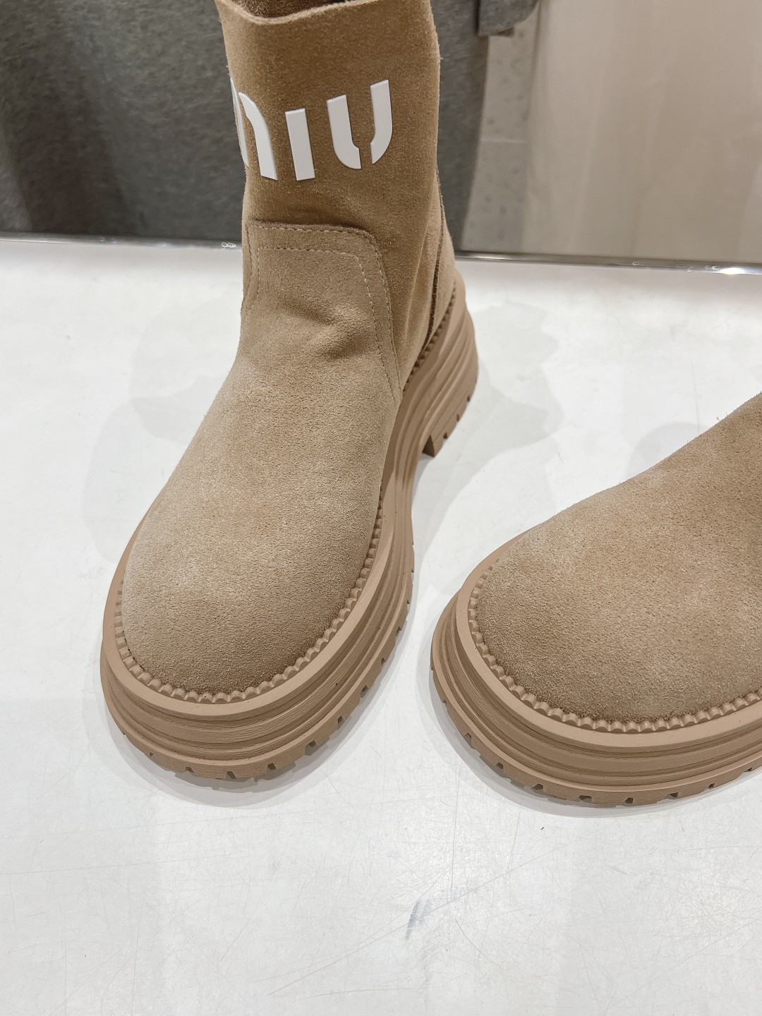 高版本出厂 MiuMiu/缪缪F042 2025ss秋冬走秀款·羊毛小短靴雪地靴毛毛鞋经常出现在各大时装