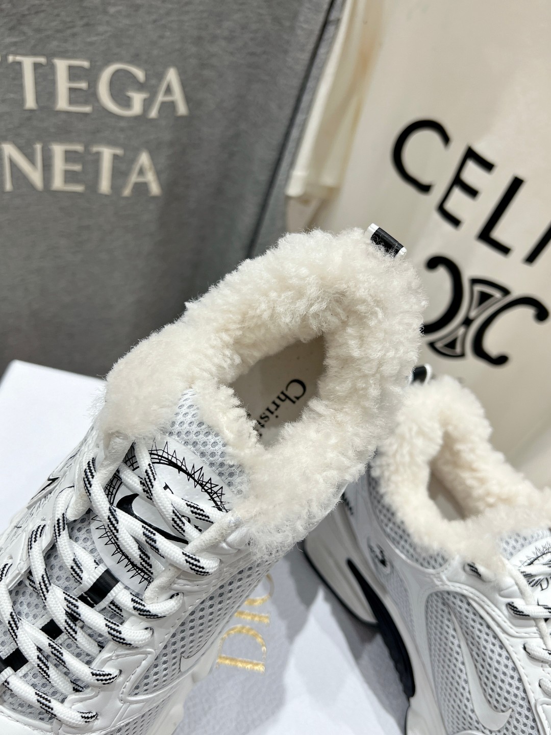 市场高版本 毛里 Dior*迪奥D家2025ss秋冬新款加毛休闲运动鞋老爹鞋...融入D家高定精神诠释经