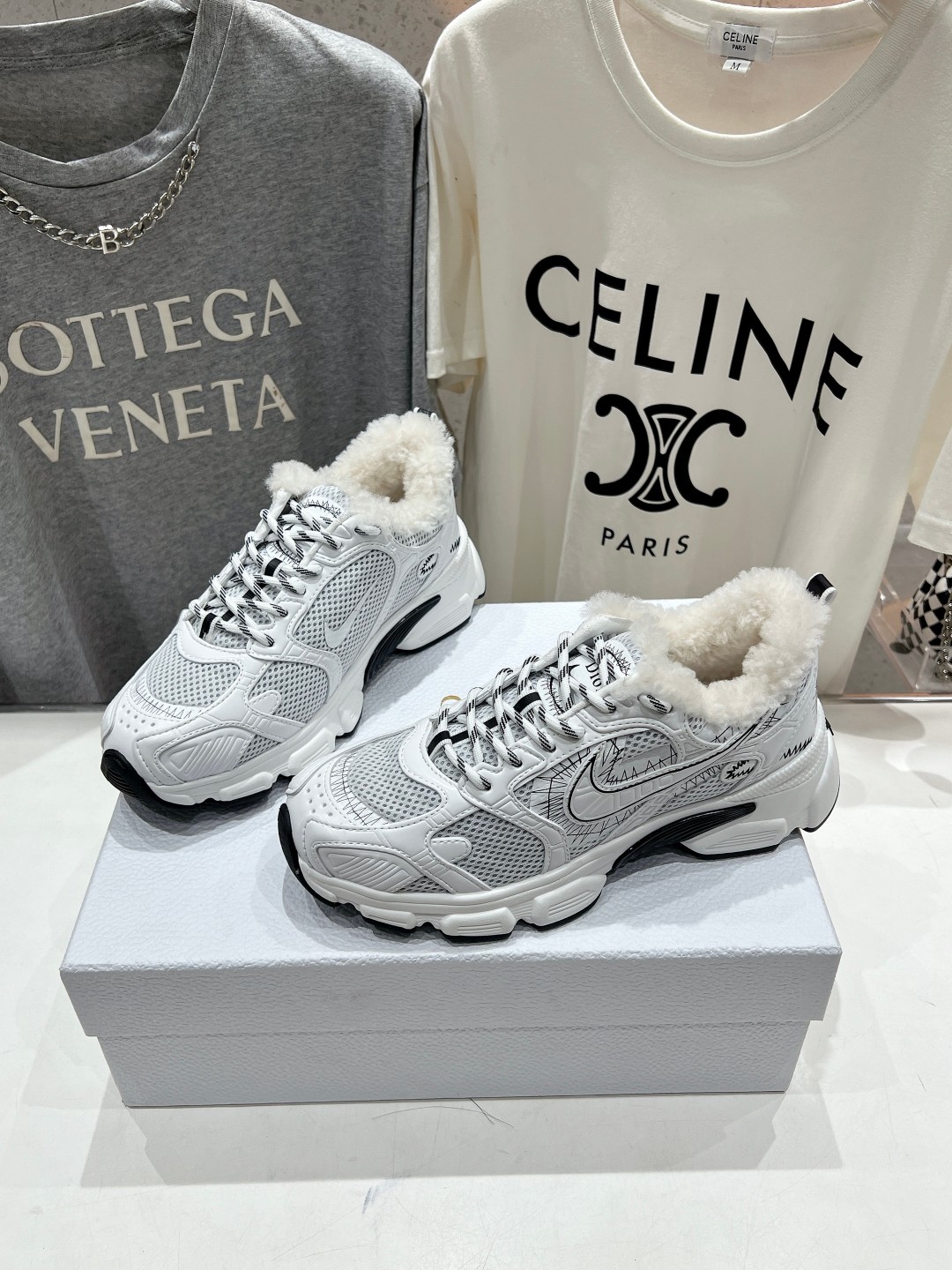 市场高版本 毛里 Dior*迪奥D家2025ss秋冬新款加毛休闲运动鞋老爹鞋...融入D家高定精神诠释经