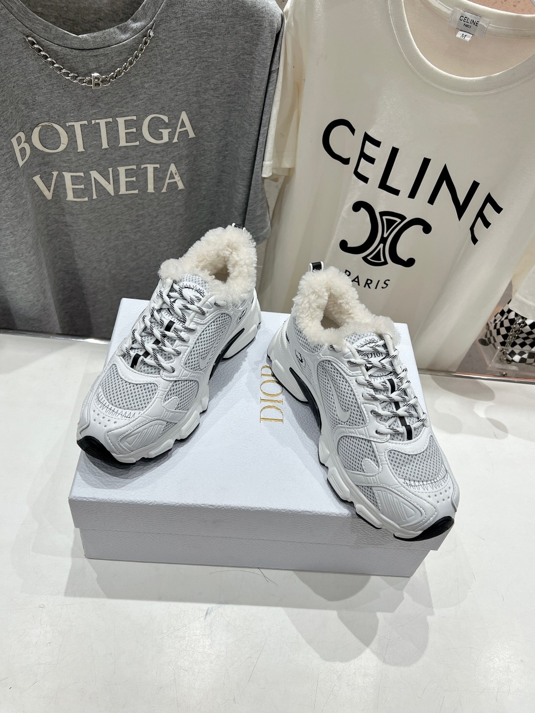 市场高版本 毛里 Dior*迪奥D家2025ss秋冬新款加毛休闲运动鞋老爹鞋...融入D家高定精神诠释经