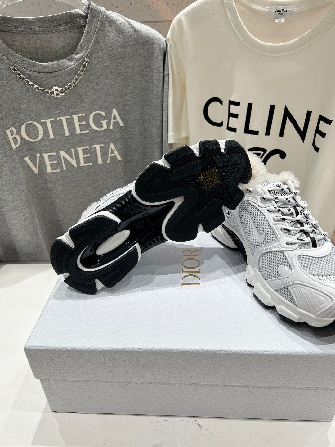 市场高版本 毛里 Dior*迪奥D家2025ss秋冬新款加毛休闲运动鞋老爹鞋...融入D家高定精神诠释经