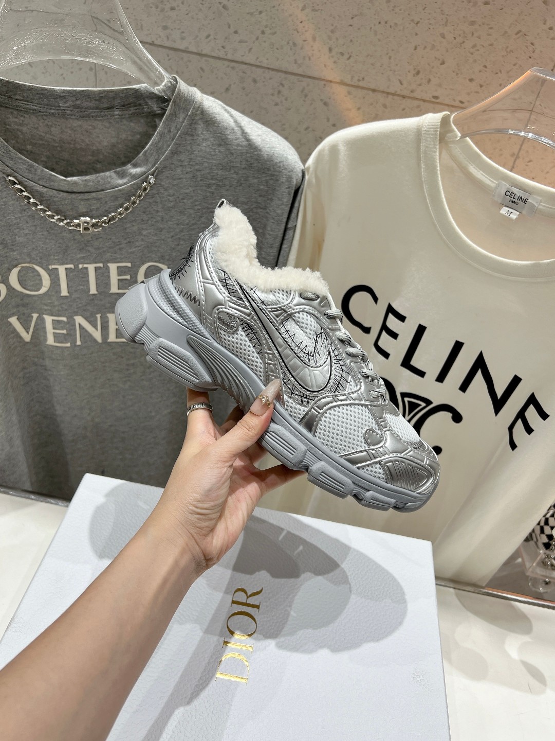 市场高版本 毛里 Dior*迪奥D家2025ss秋冬新款加毛休闲运动鞋老爹鞋...融入D家高定精神诠释经