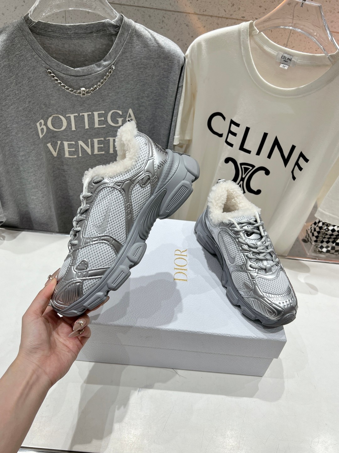 市场高版本 毛里 Dior*迪奥D家2025ss秋冬新款加毛休闲运动鞋老爹鞋...融入D家高定精神诠释经