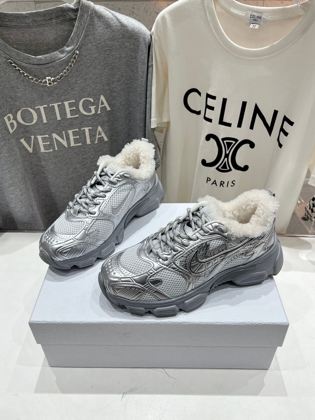 市场高版本 毛里 Dior*迪奥D家2025ss秋冬新款加毛休闲运动鞋老爹鞋...融入D家高定精神诠释经