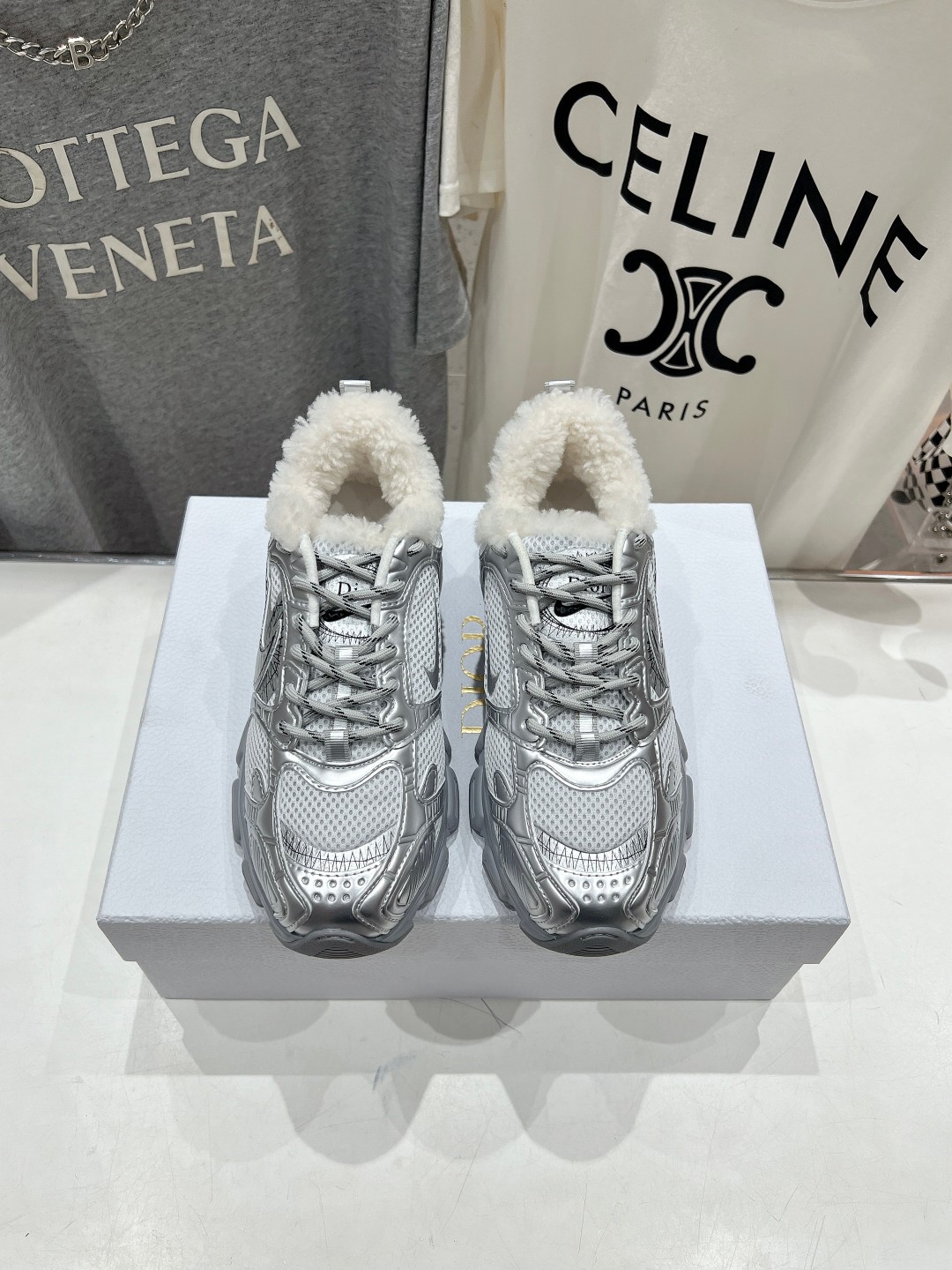 市场高版本 毛里 Dior*迪奥D家2025ss秋冬新款加毛休闲运动鞋老爹鞋...融入D家高定精神诠释经