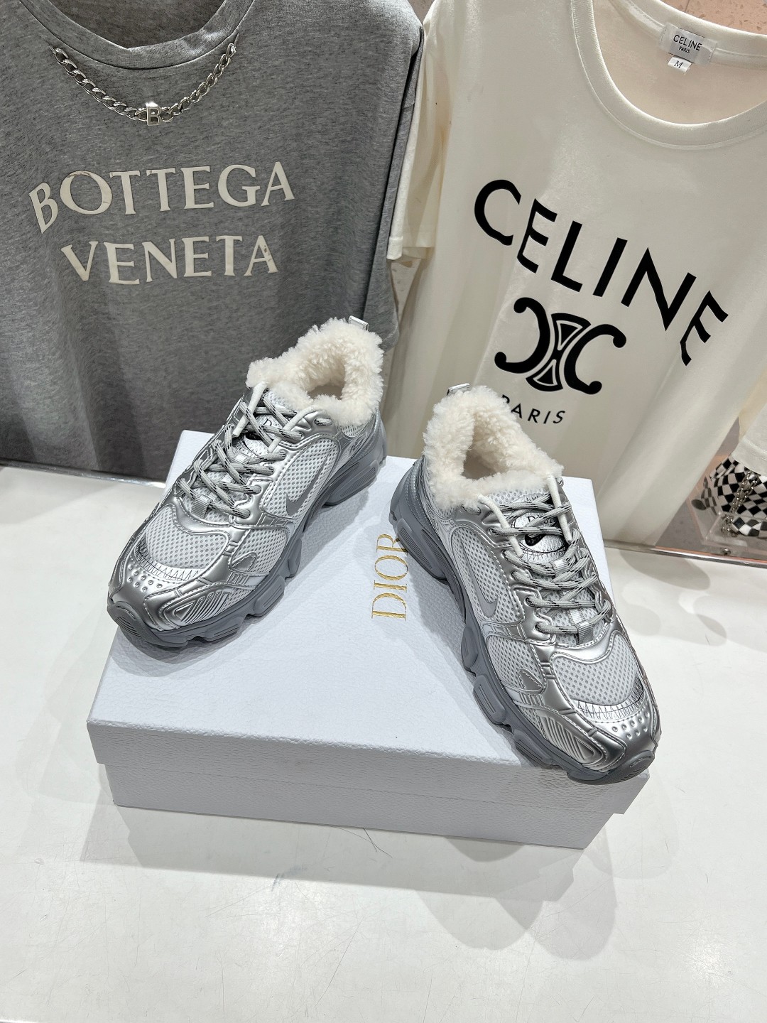 市场高版本 毛里 Dior*迪奥D家2025ss秋冬新款加毛休闲运动鞋老爹鞋...融入D家高定精神诠释经