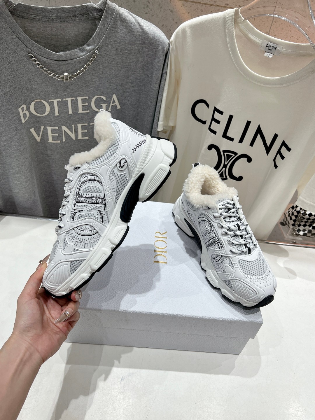 市场高版本 毛里 Dior*迪奥D家2025ss秋冬新款加毛休闲运动鞋老爹鞋...融入D家高定精神诠释经