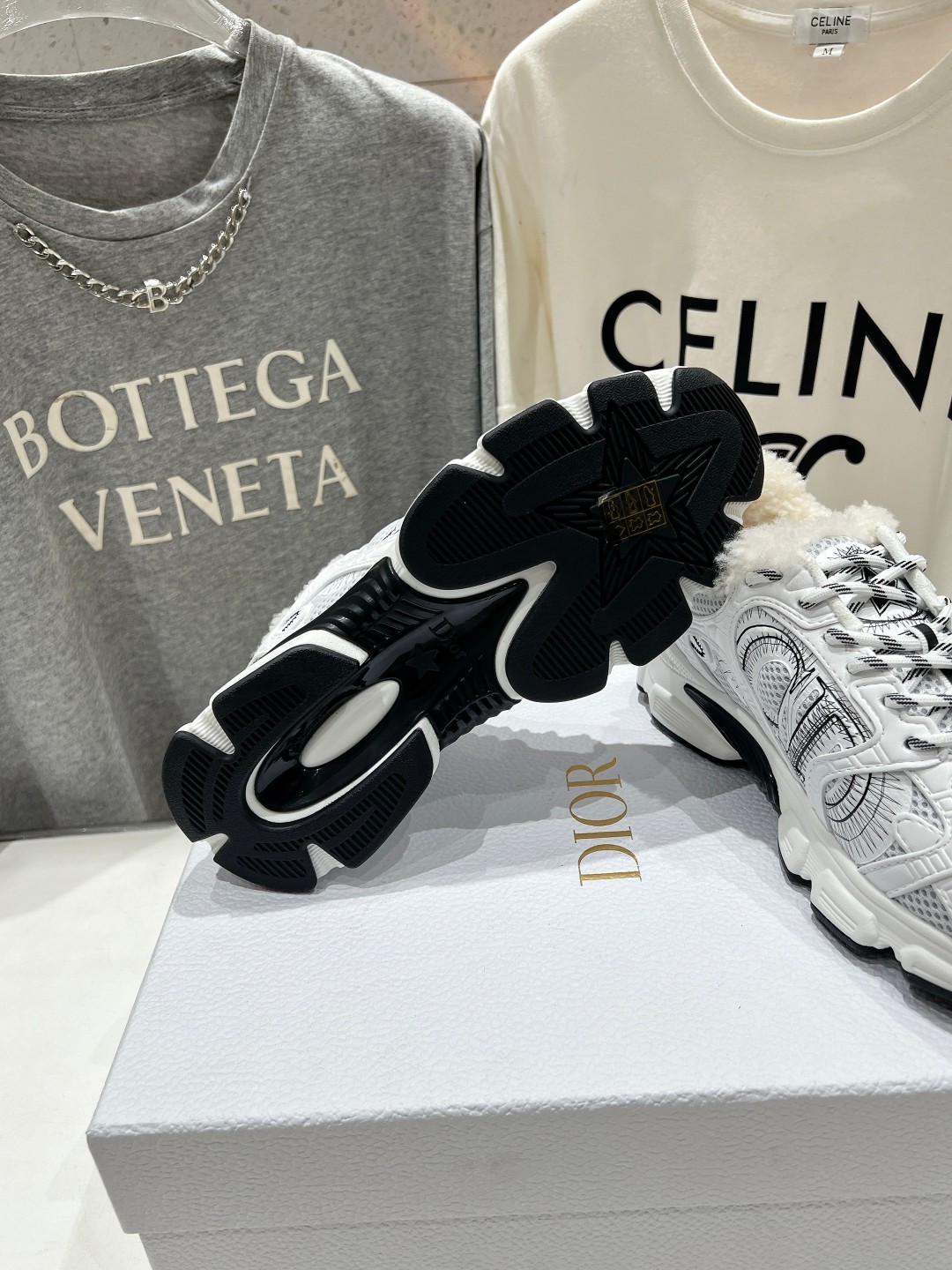市场高版本 毛里 Dior*迪奥D家2025ss秋冬新款加毛休闲运动鞋老爹鞋...融入D家高定精神诠释经