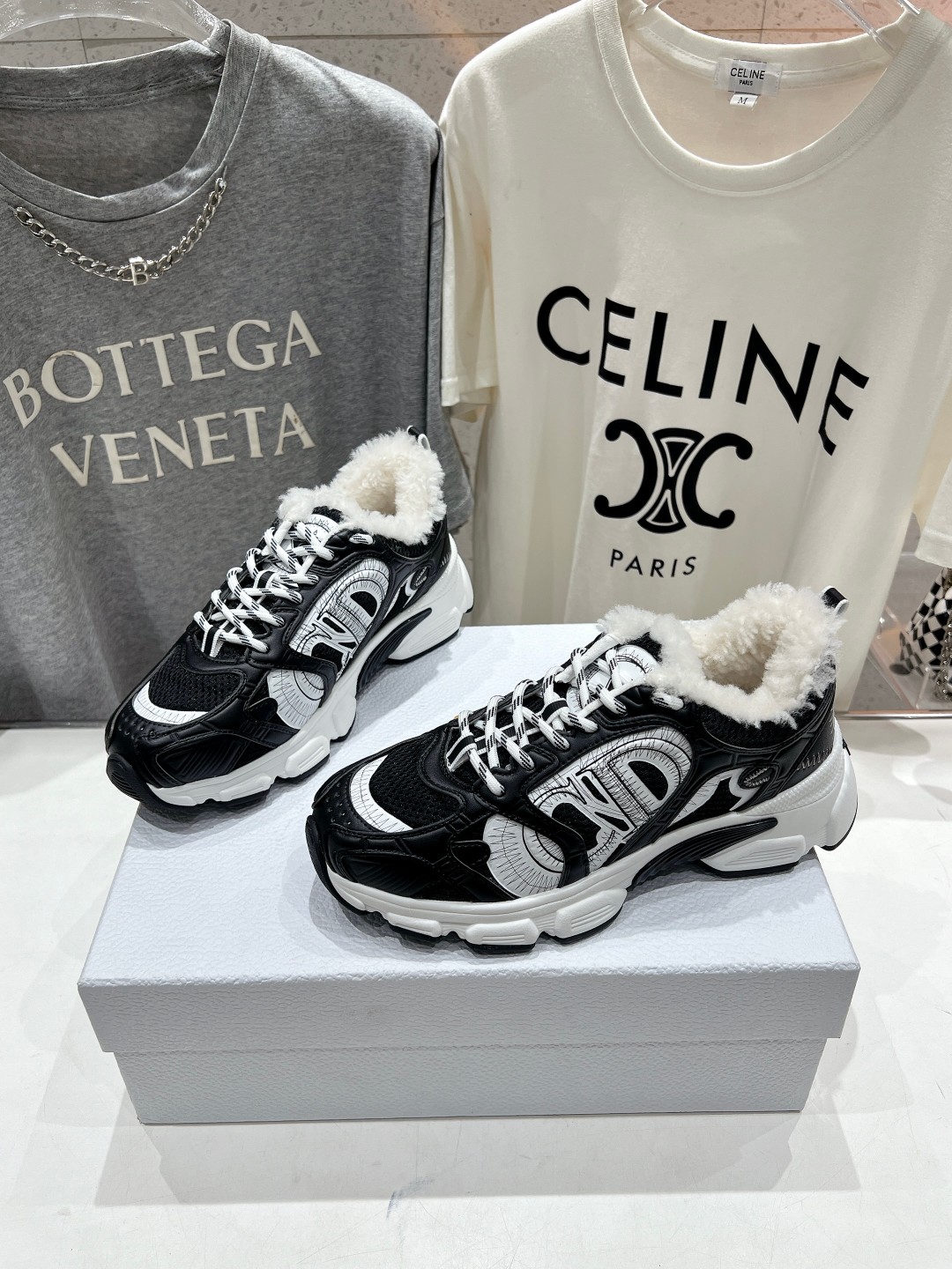 市场高版本 毛里 Dior*迪奥D家2025ss秋冬新款加毛休闲运动鞋老爹鞋...融入D家高定精神诠释经