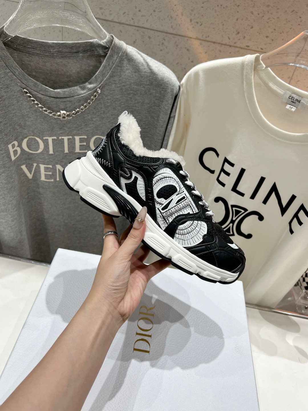 市场高版本 毛里 Dior*迪奥D家2025ss秋冬新款加毛休闲运动鞋老爹鞋...融入D家高定精神诠释经