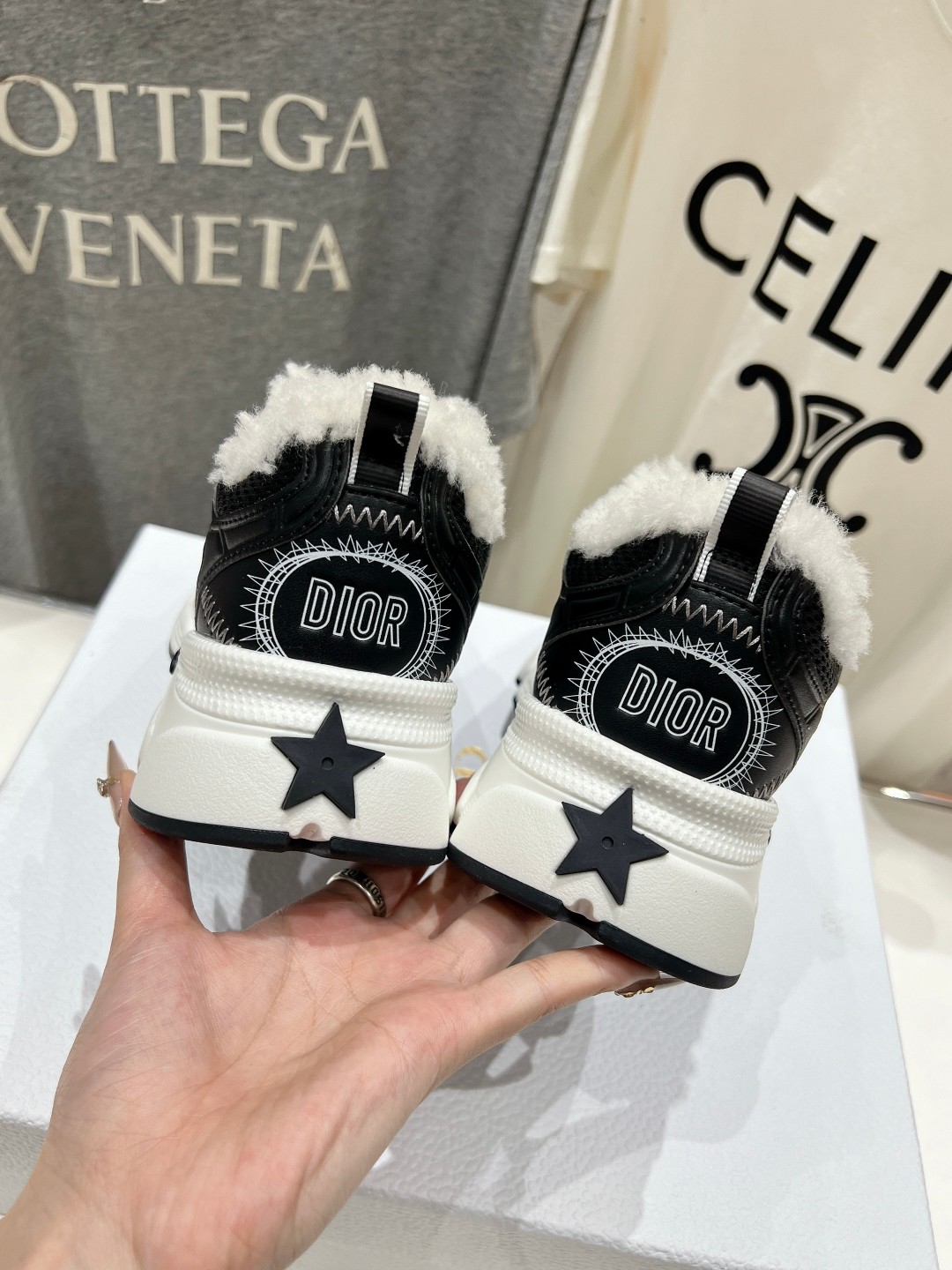 市场高版本 毛里 Dior*迪奥D家2025ss秋冬新款加毛休闲运动鞋老爹鞋...融入D家高定精神诠释经