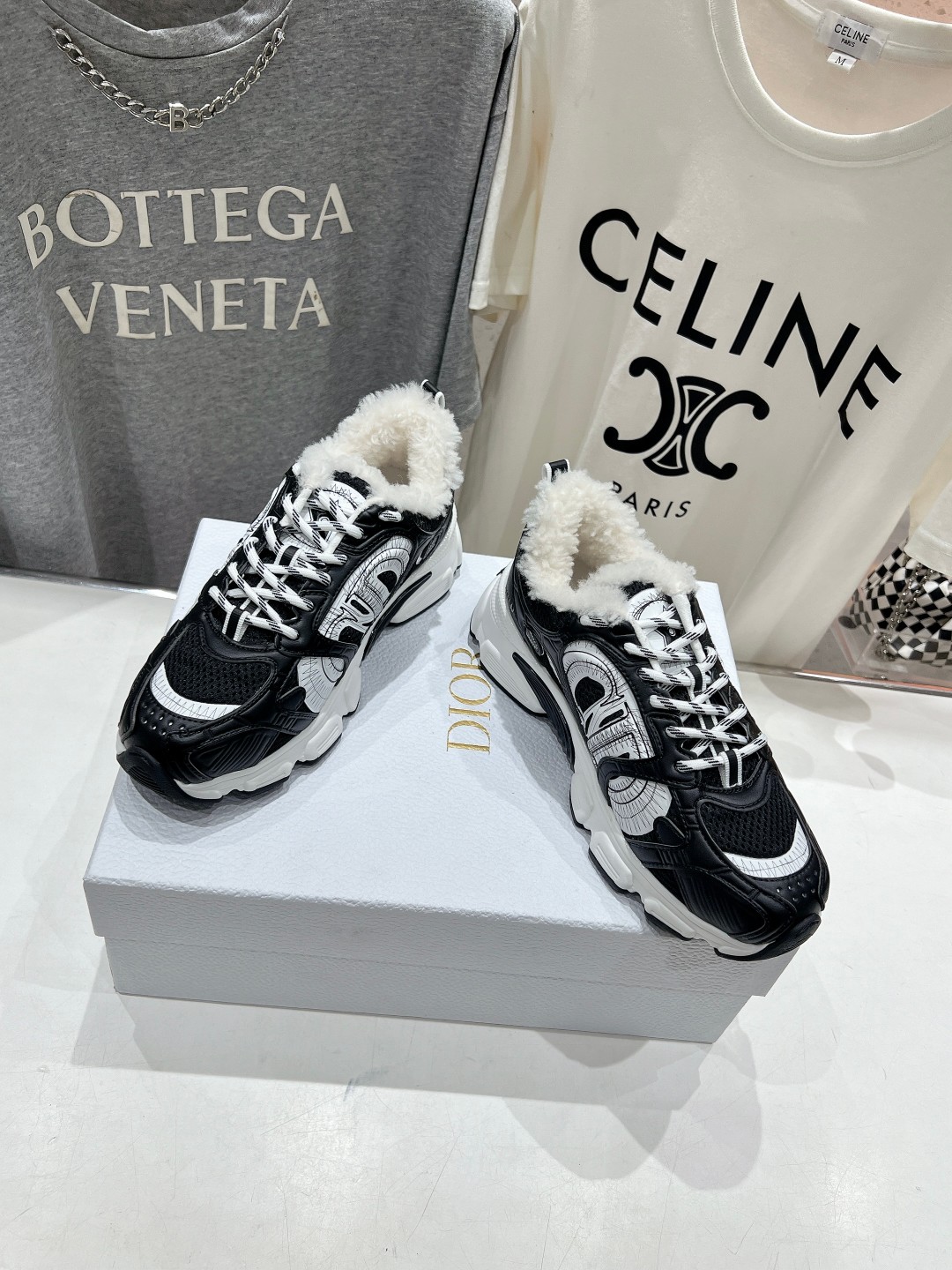 市场高版本 毛里 Dior*迪奥D家2025ss秋冬新款加毛休闲运动鞋老爹鞋...融入D家高定精神诠释经