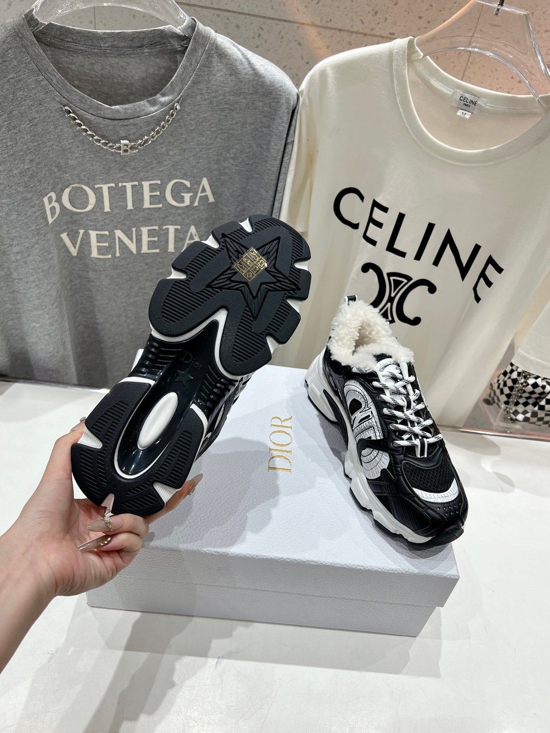 市场高版本 毛里 Dior*迪奥D家2025ss秋冬新款加毛休闲运动鞋老爹鞋...融入D家高定精神诠释经