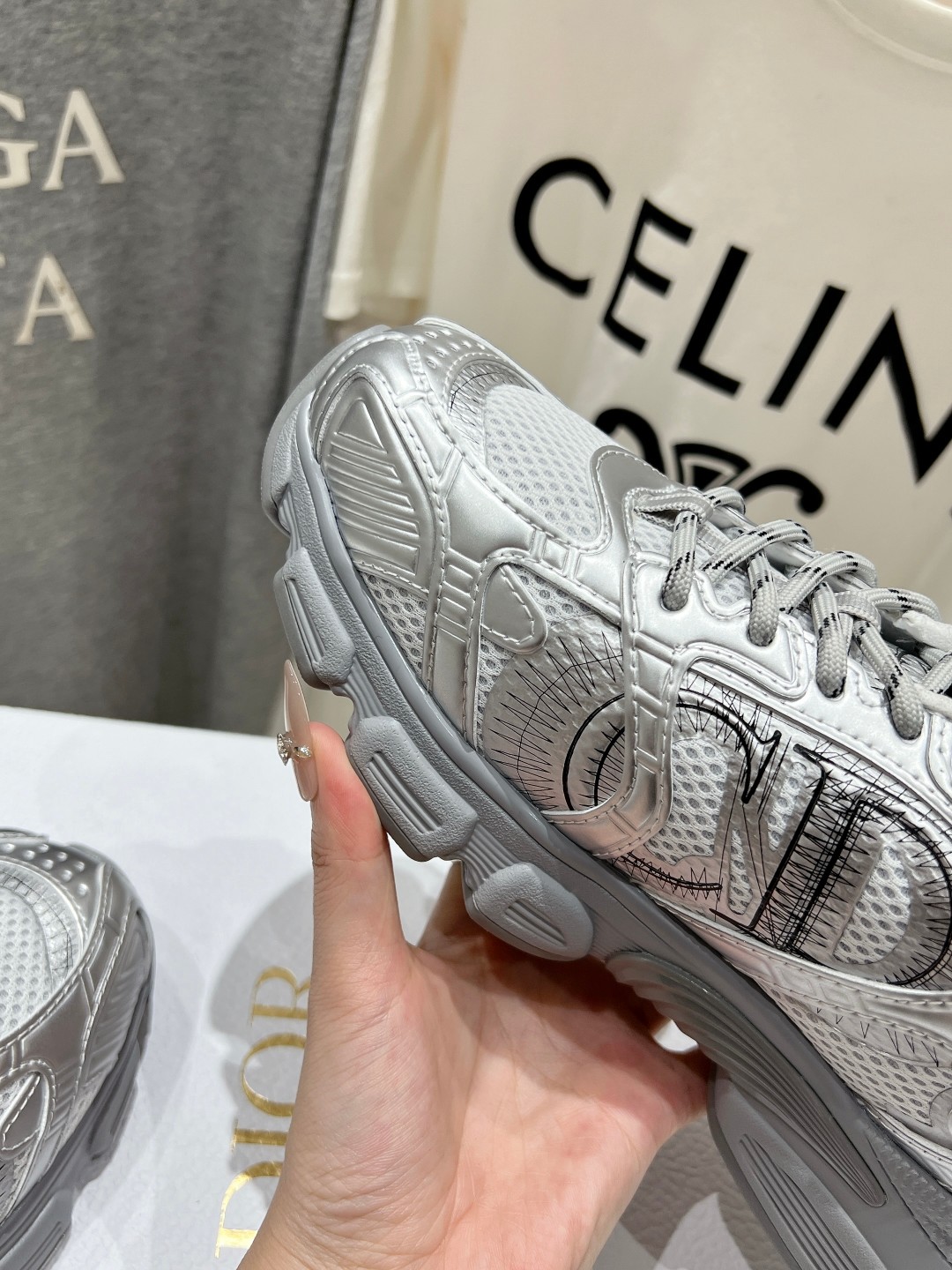 市场高版本 毛里 Dior*迪奥D家2025ss秋冬新款加毛休闲运动鞋老爹鞋...融入D家高定精神诠释经