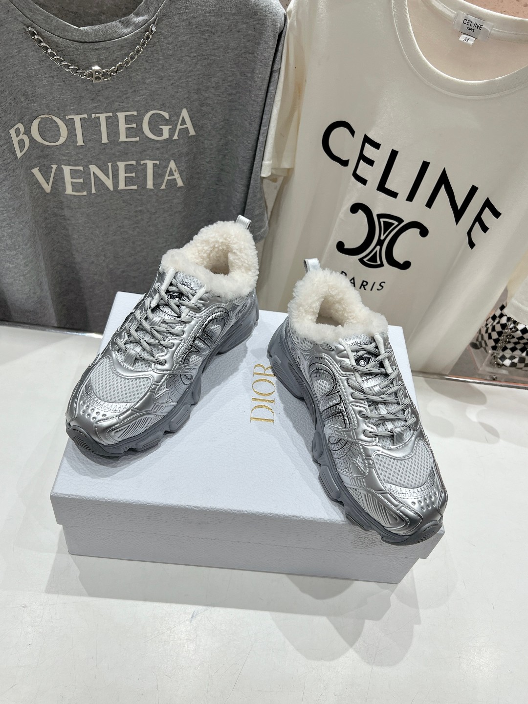 市场高版本 毛里 Dior*迪奥D家2025ss秋冬新款加毛休闲运动鞋老爹鞋...融入D家高定精神诠释经