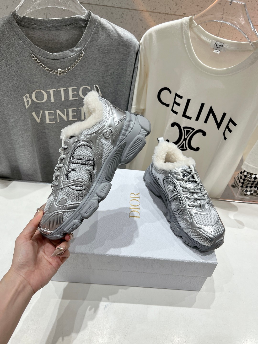 市场高版本 毛里 Dior*迪奥D家2025ss秋冬新款加毛休闲运动鞋老爹鞋...融入D家高定精神诠释经