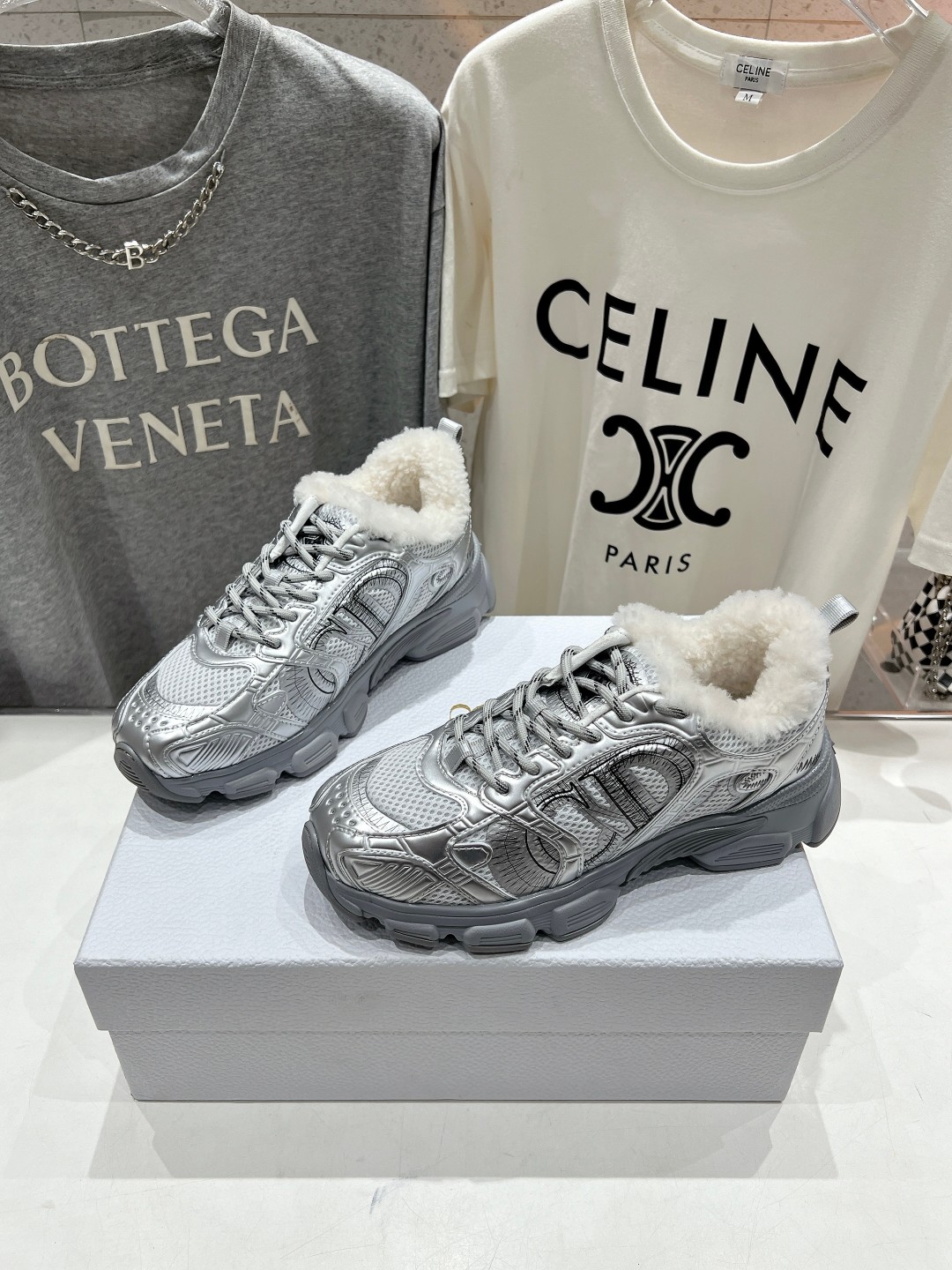 市场高版本 毛里 Dior*迪奥D家2025ss秋冬新款加毛休闲运动鞋老爹鞋...融入D家高定精神诠释经