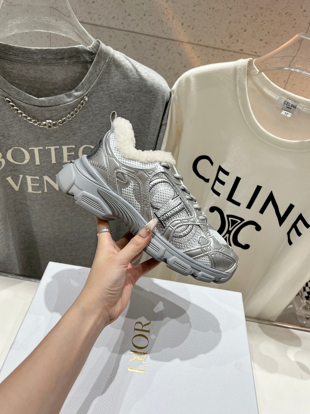 市场高版本 毛里 Dior*迪奥D家2025ss秋冬新款加毛休闲运动鞋老爹鞋...融入D家高定精神诠释经