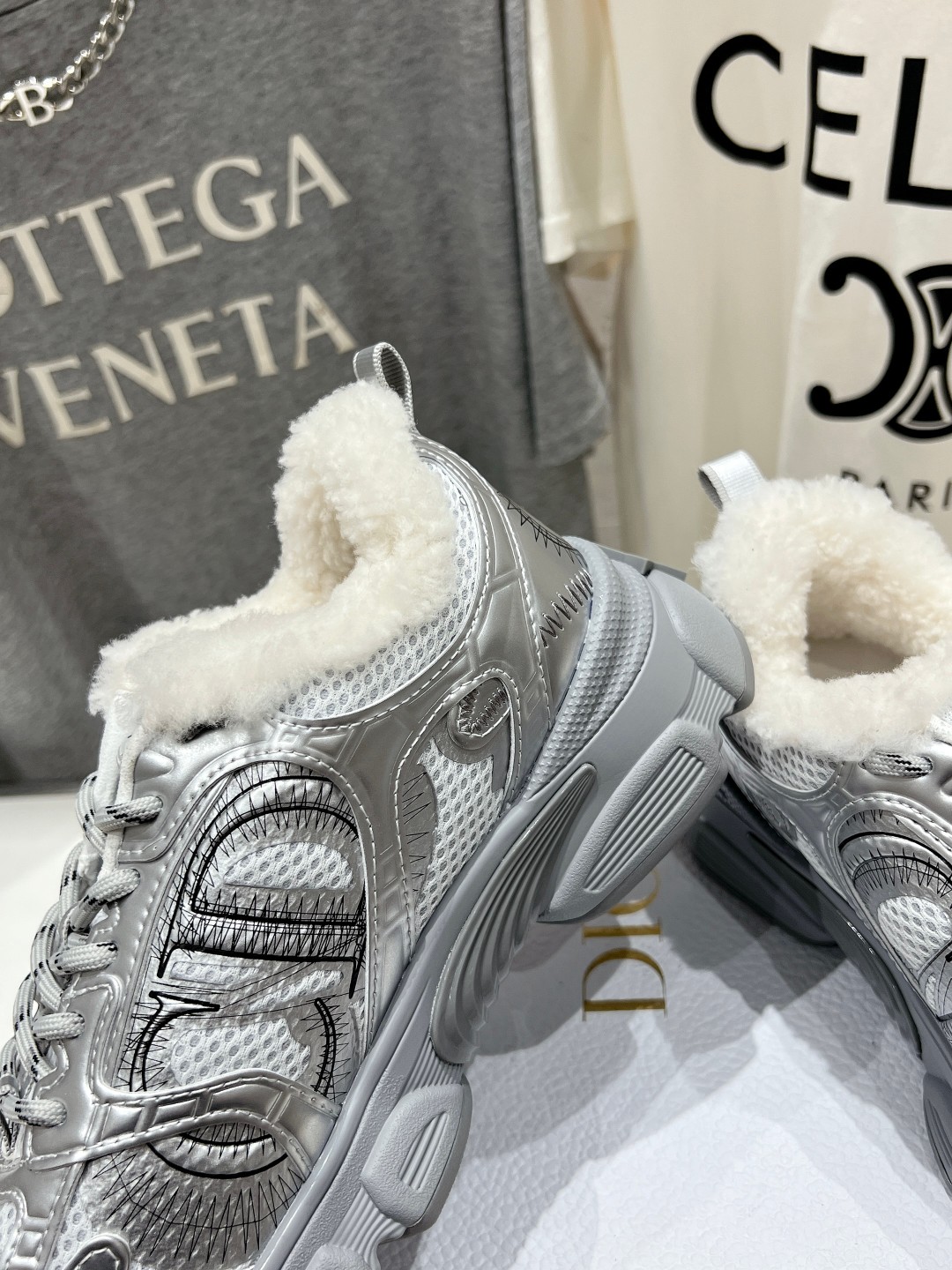 市场高版本 毛里 Dior*迪奥D家2025ss秋冬新款加毛休闲运动鞋老爹鞋...融入D家高定精神诠释经