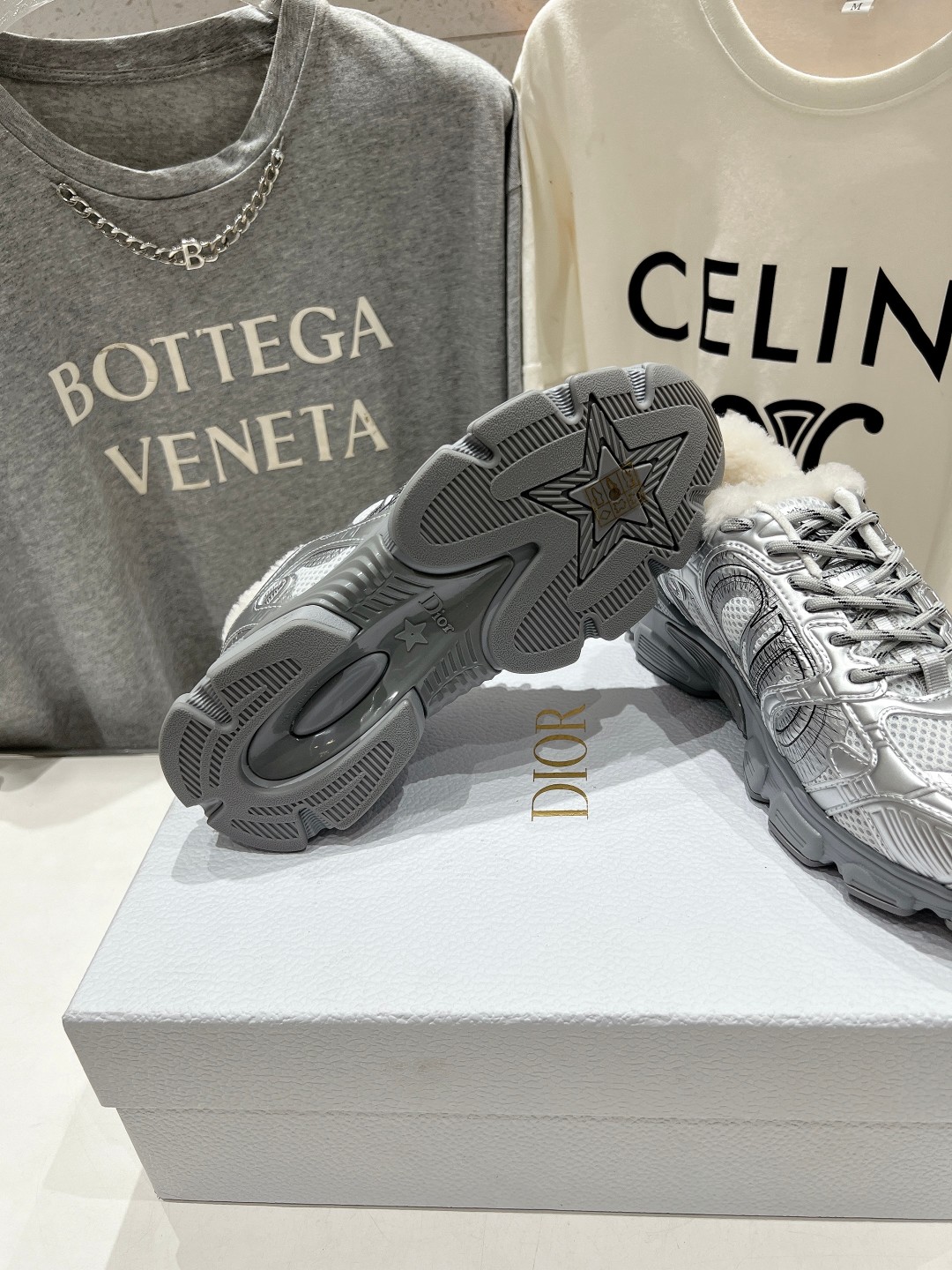 市场高版本 毛里 Dior*迪奥D家2025ss秋冬新款加毛休闲运动鞋老爹鞋...融入D家高定精神诠释经