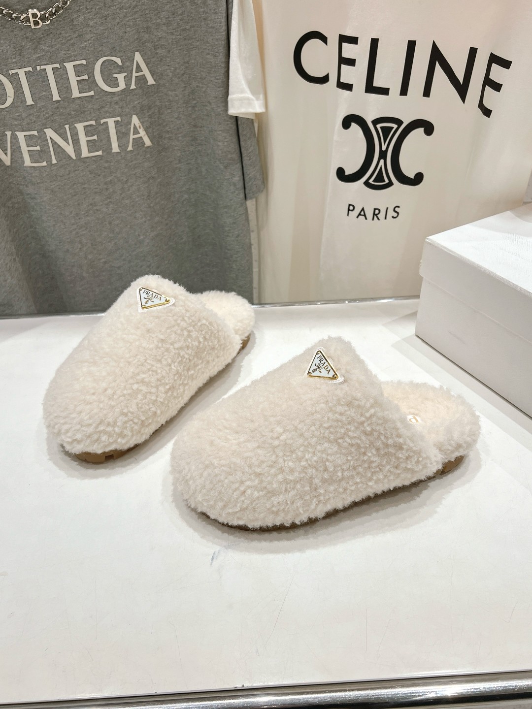 高版本出厂 Prada*普拉达F029 2025ss秋冬新款居家半包羊毛拖鞋毛毛鞋✨闪亮登场✨时尚大方的