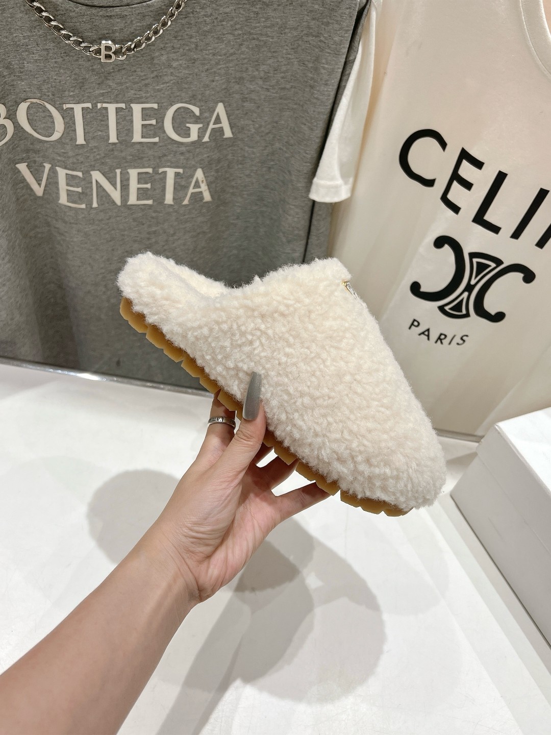 高版本出厂 Prada*普拉达F029 2025ss秋冬新款居家半包羊毛拖鞋毛毛鞋✨闪亮登场✨时尚大方的