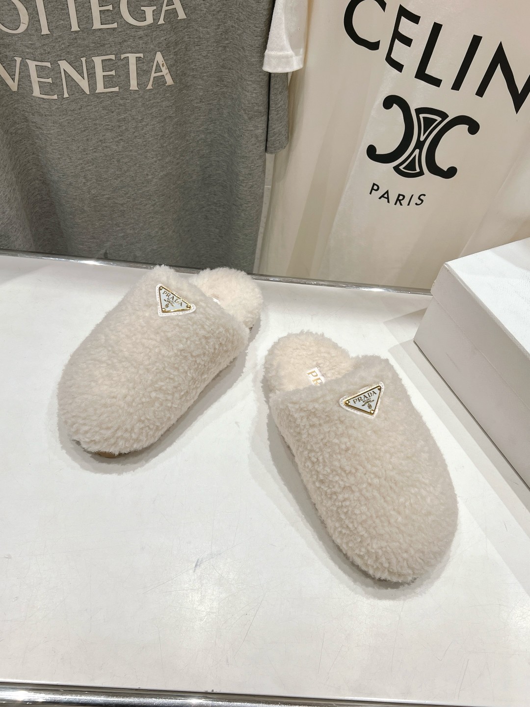 高版本出厂 Prada*普拉达F029 2025ss秋冬新款居家半包羊毛拖鞋毛毛鞋✨闪亮登场✨时尚大方的