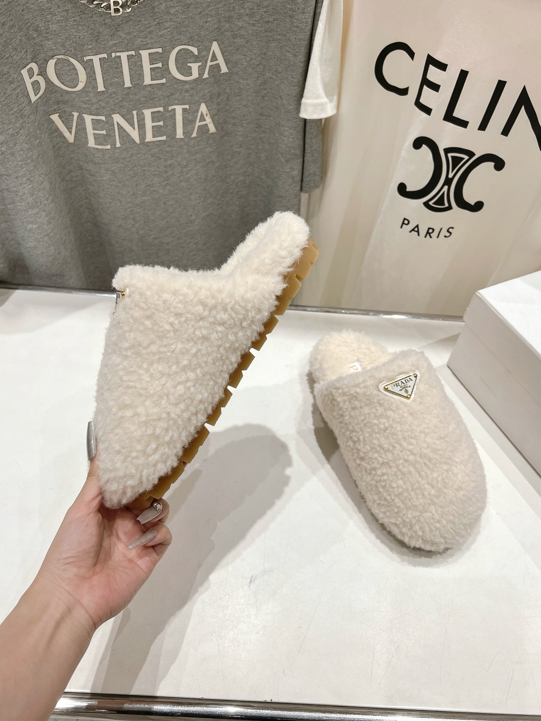 高版本出厂 Prada*普拉达F029 2025ss秋冬新款居家半包羊毛拖鞋毛毛鞋✨闪亮登场✨时尚大方的