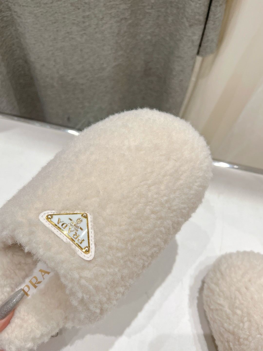 高版本出厂 Prada*普拉达F029 2025ss秋冬新款居家半包羊毛拖鞋毛毛鞋✨闪亮登场✨时尚大方的