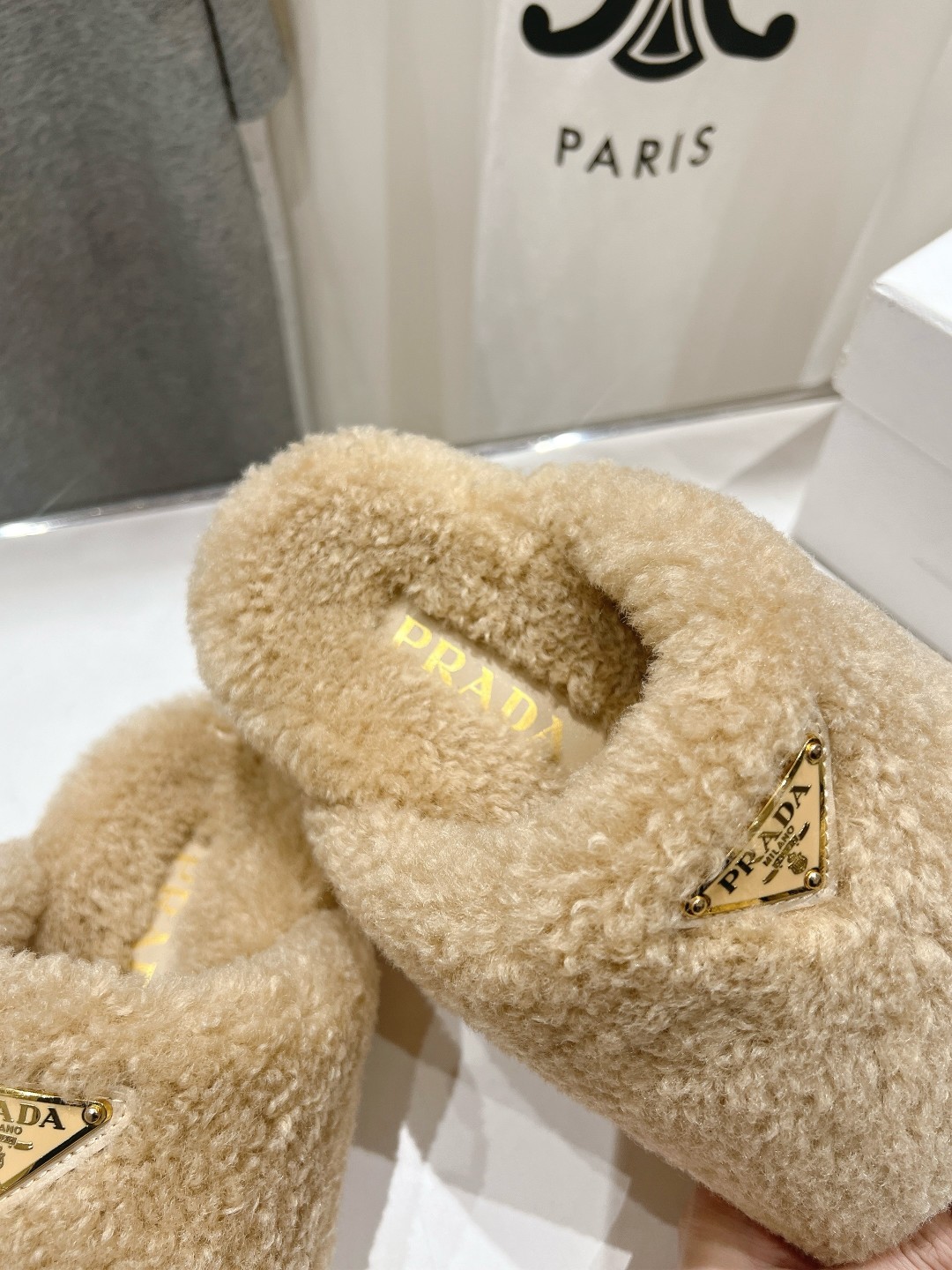 高版本出厂 Prada*普拉达F029 2025ss秋冬新款居家半包羊毛拖鞋毛毛鞋✨闪亮登场✨时尚大方的