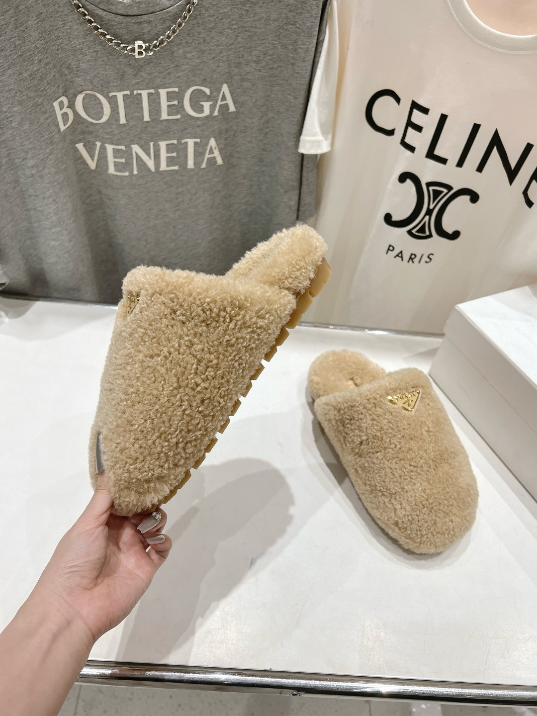 高版本出厂 Prada*普拉达F029 2025ss秋冬新款居家半包羊毛拖鞋毛毛鞋✨闪亮登场✨时尚大方的