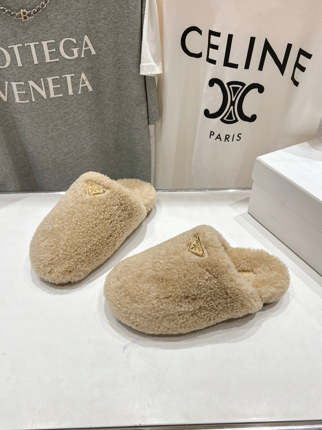 高版本出厂 Prada*普拉达F029 2025ss秋冬新款居家半包羊毛拖鞋毛毛鞋✨闪亮登场✨时尚大方的