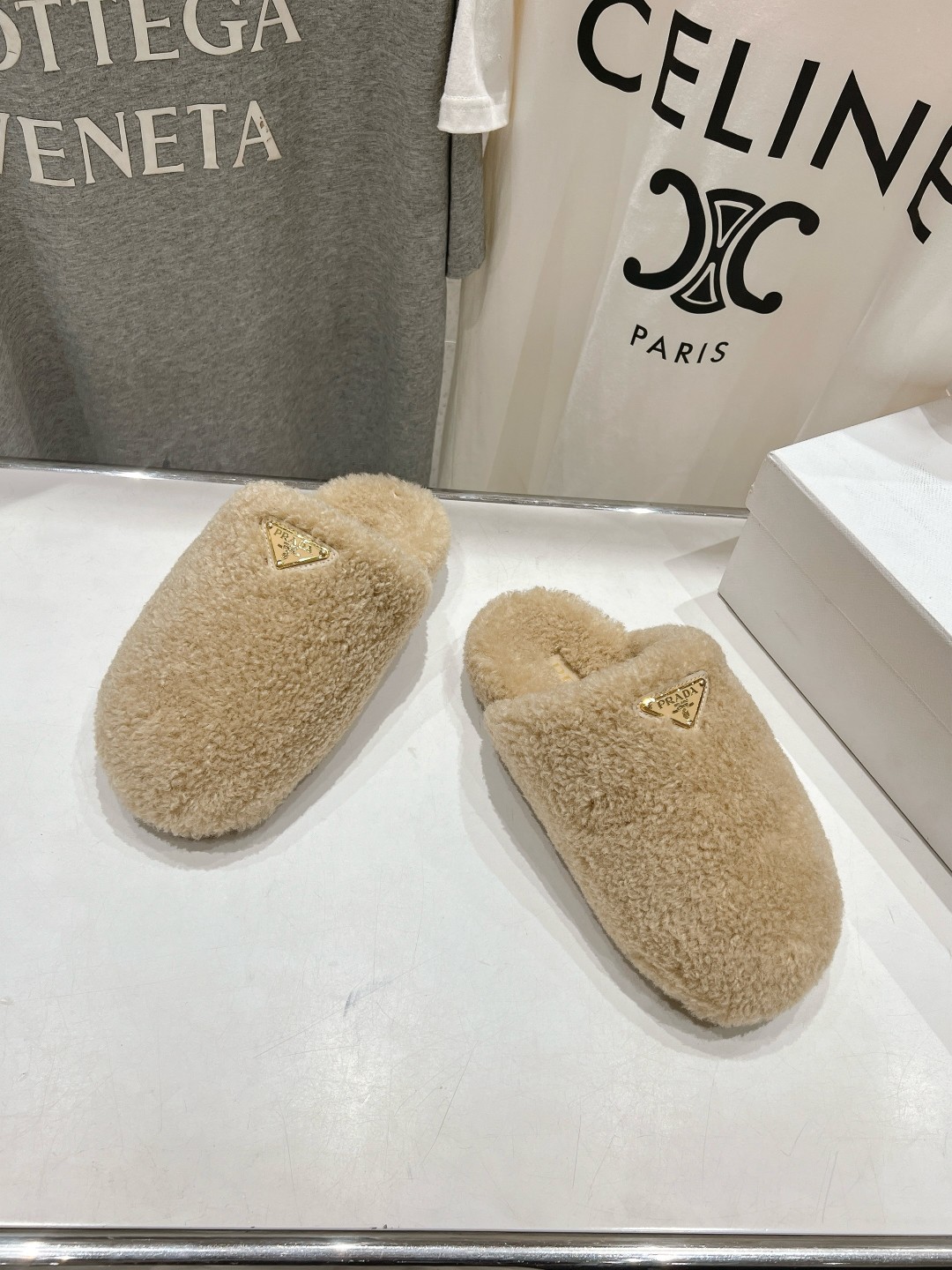 高版本出厂 Prada*普拉达F029 2025ss秋冬新款居家半包羊毛拖鞋毛毛鞋✨闪亮登场✨时尚大方的