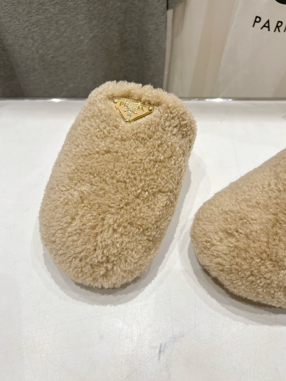 高版本出厂 Prada*普拉达F029 2025ss秋冬新款居家半包羊毛拖鞋毛毛鞋✨闪亮登场✨时尚大方的