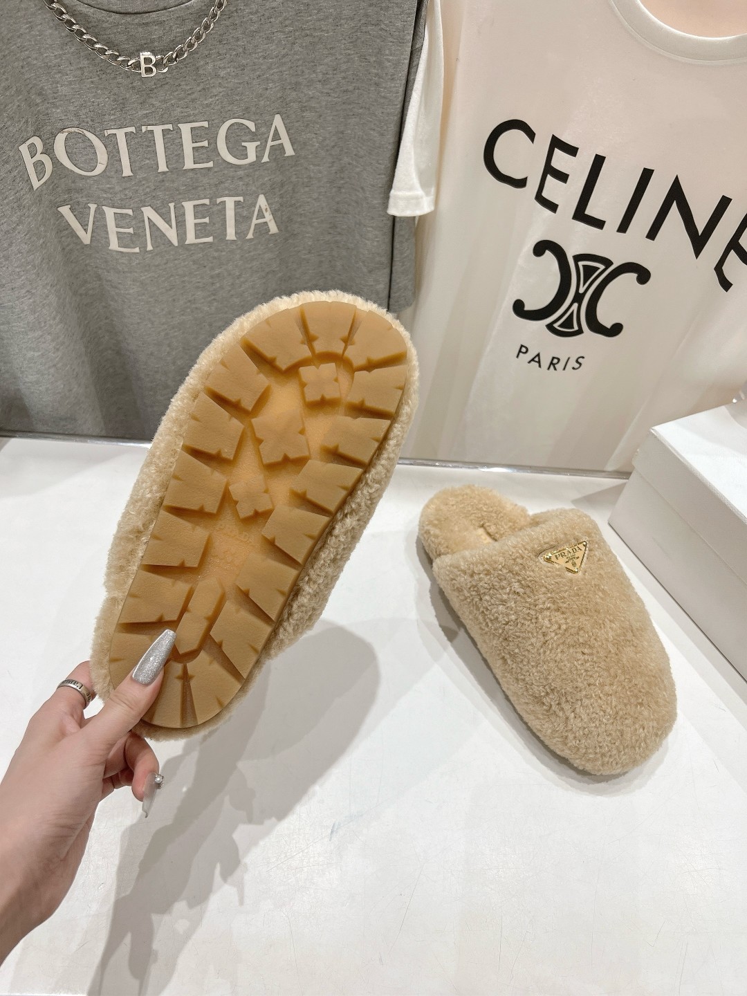 高版本出厂 Prada*普拉达F029 2025ss秋冬新款居家半包羊毛拖鞋毛毛鞋✨闪亮登场✨时尚大方的