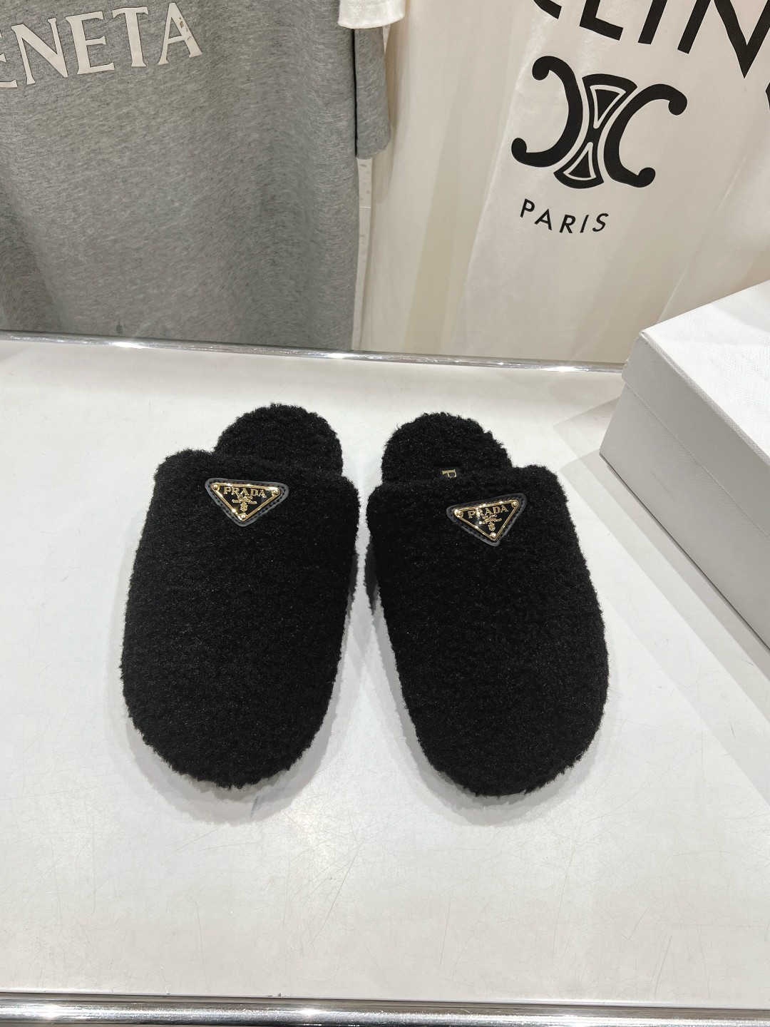 高版本出厂 Prada*普拉达F029 2025ss秋冬新款居家半包羊毛拖鞋毛毛鞋✨闪亮登场✨时尚大方的