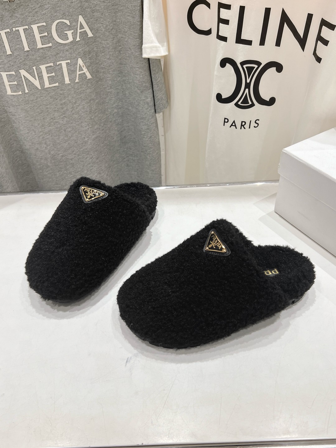 高版本出厂 Prada*普拉达F029 2025ss秋冬新款居家半包羊毛拖鞋毛毛鞋✨闪亮登场✨时尚大方的