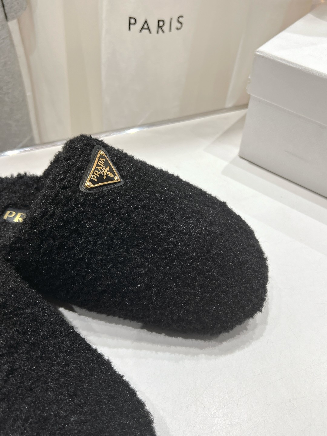 高版本出厂 Prada*普拉达F029 2025ss秋冬新款居家半包羊毛拖鞋毛毛鞋✨闪亮登场✨时尚大方的