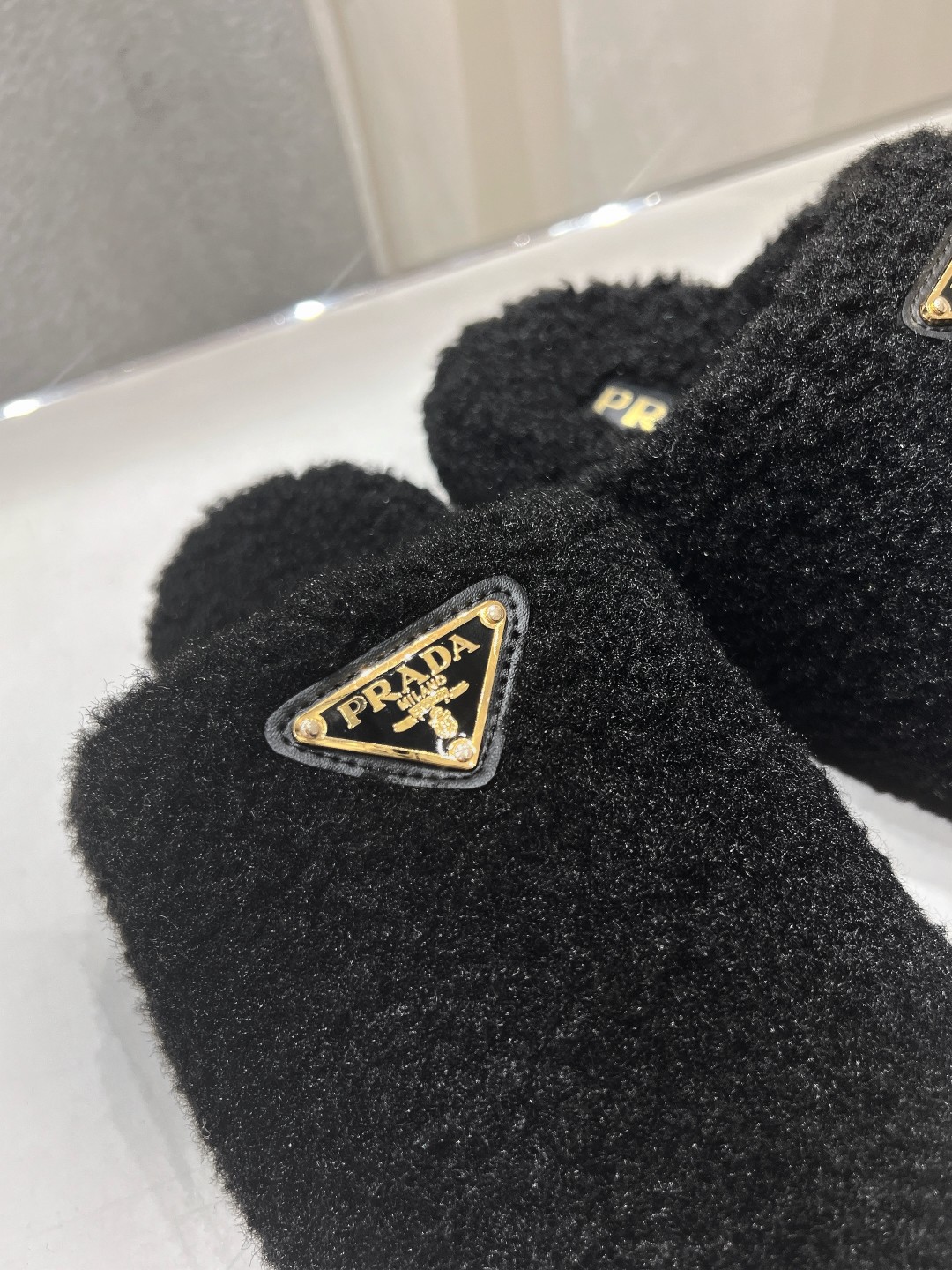 高版本出厂 Prada*普拉达F029 2025ss秋冬新款居家半包羊毛拖鞋毛毛鞋✨闪亮登场✨时尚大方的