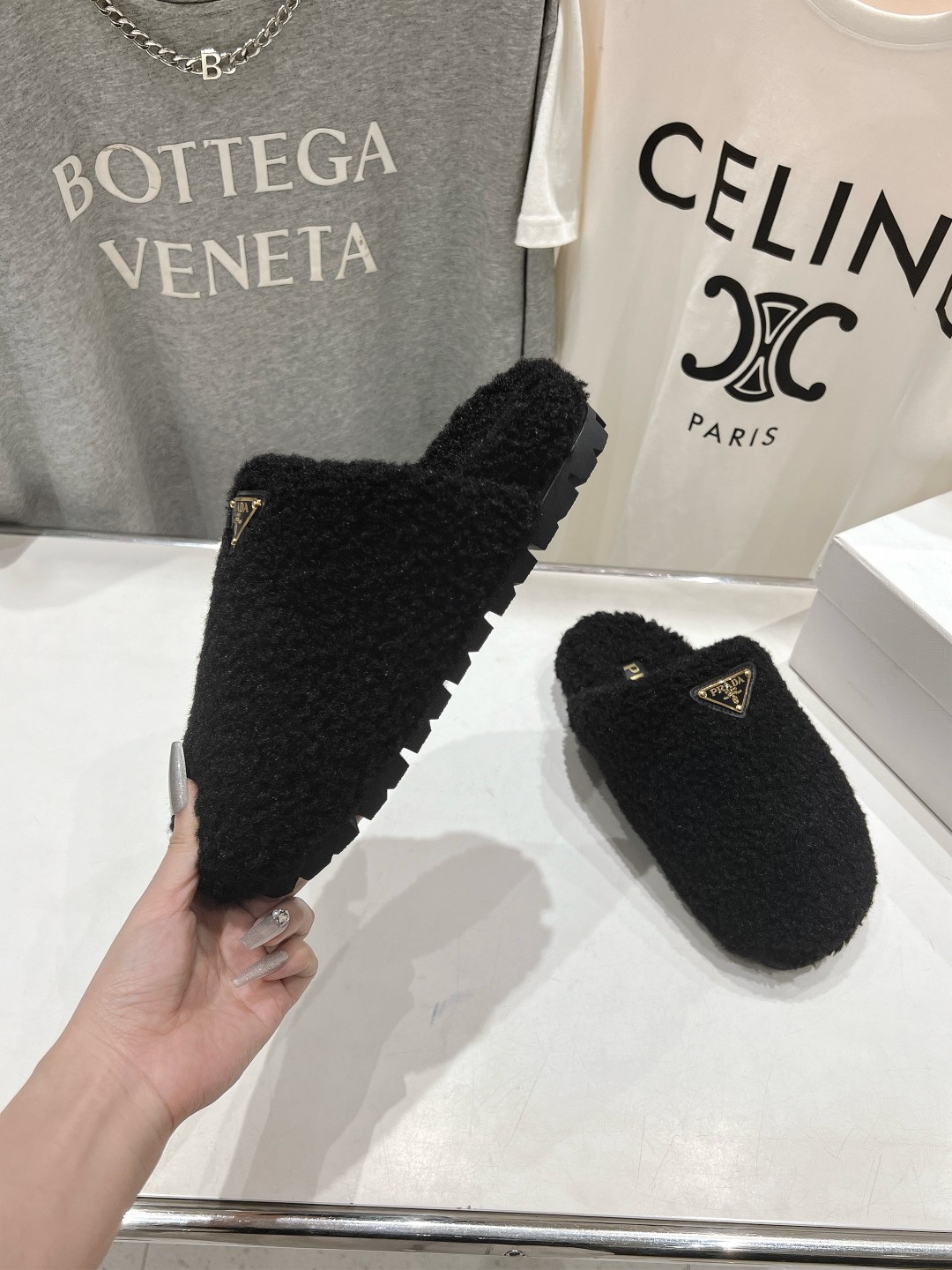 高版本出厂 Prada*普拉达F029 2025ss秋冬新款居家半包羊毛拖鞋毛毛鞋✨闪亮登场✨时尚大方的