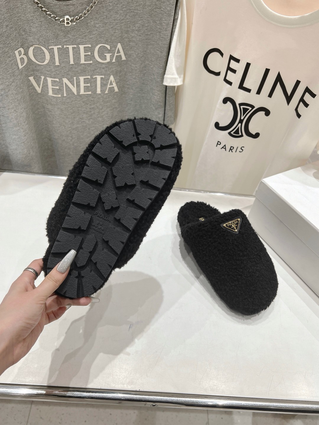 高版本出厂 Prada*普拉达F029 2025ss秋冬新款居家半包羊毛拖鞋毛毛鞋✨闪亮登场✨时尚大方的