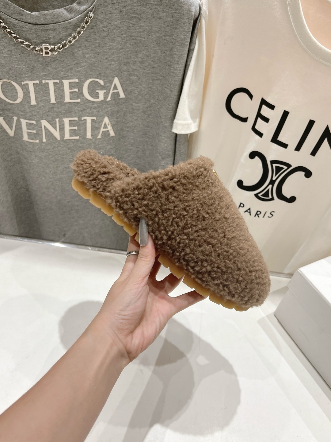 高版本出厂 Prada*普拉达F029 2025ss秋冬新款居家半包羊毛拖鞋毛毛鞋✨闪亮登场✨时尚大方的