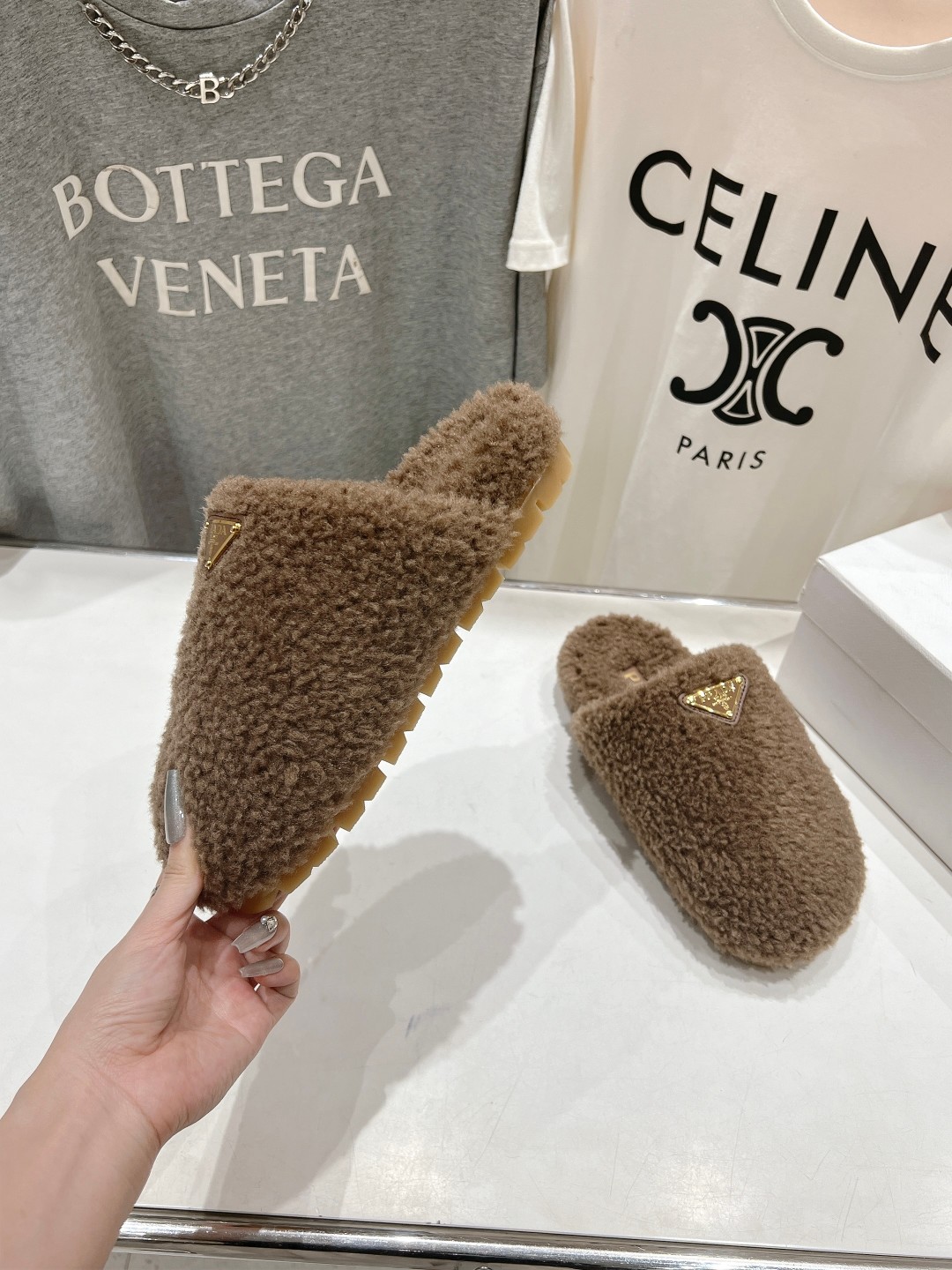 高版本出厂 Prada*普拉达F029 2025ss秋冬新款居家半包羊毛拖鞋毛毛鞋✨闪亮登场✨时尚大方的