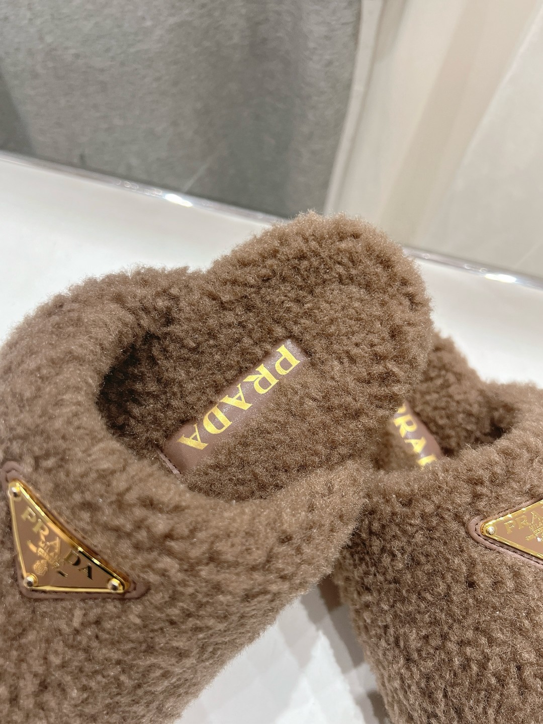 高版本出厂 Prada*普拉达F029 2025ss秋冬新款居家半包羊毛拖鞋毛毛鞋✨闪亮登场✨时尚大方的
