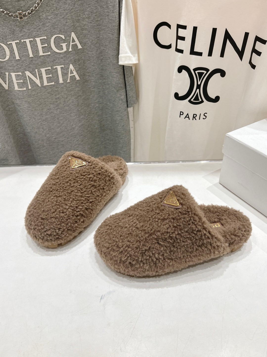 高版本出厂 Prada*普拉达F029 2025ss秋冬新款居家半包羊毛拖鞋毛毛鞋✨闪亮登场✨时尚大方的