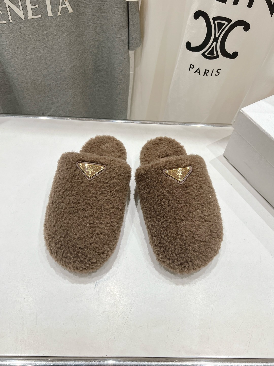 高版本出厂 Prada*普拉达F029 2025ss秋冬新款居家半包羊毛拖鞋毛毛鞋✨闪亮登场✨时尚大方的